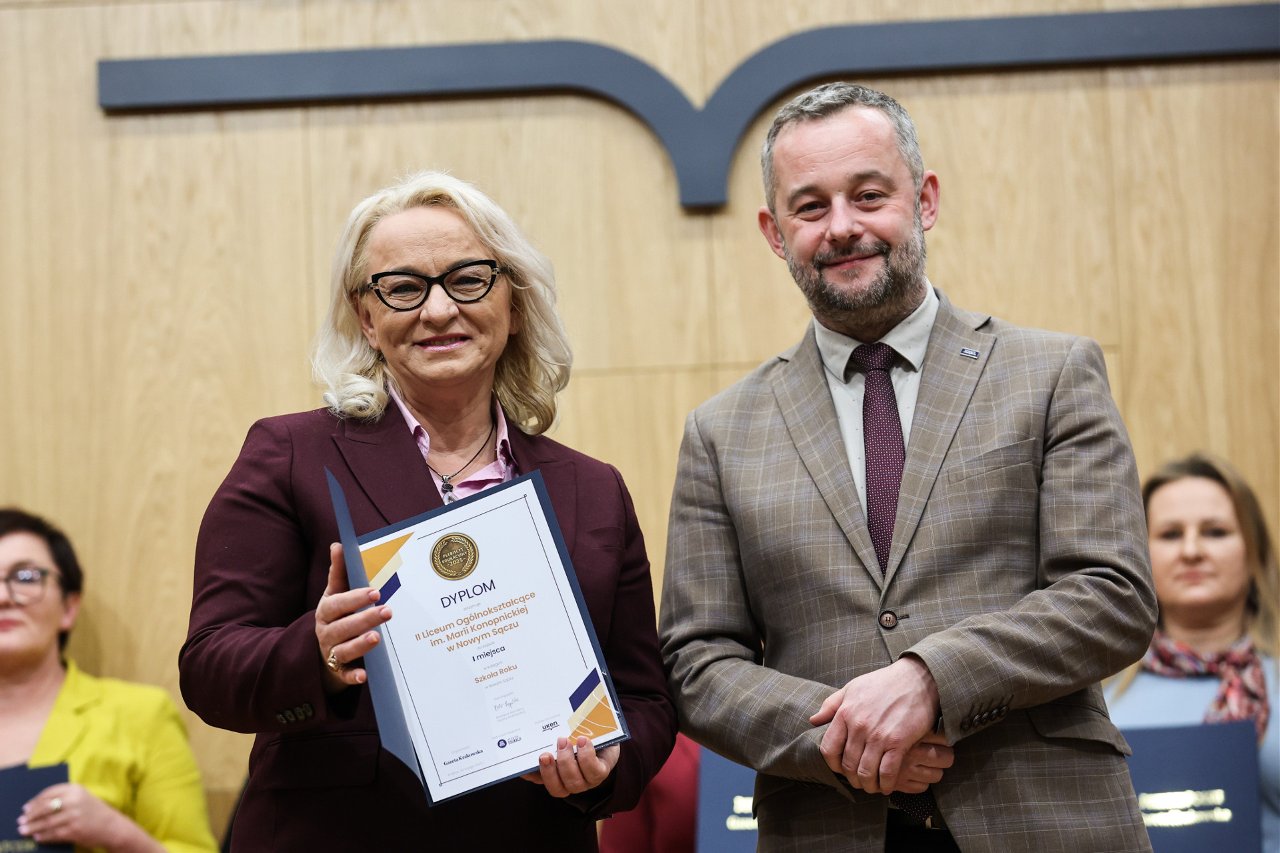 Zdjęcie Plebiscyt Krakowskiej 2025 (1)61e10c3b-559c-4286-9217-84d56e24fc34.jpg w galerii Wielka Gala plebiscytu edukacyjnego Gazety Krakowskiej za nami!